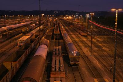Güterbahnhof bei Tag und Nacht 4